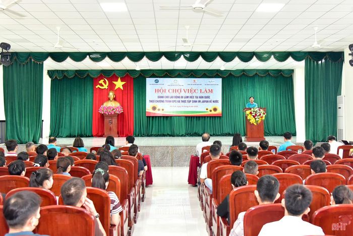  Hội chợ việc làm thu hút đông đảo người lao động tham gia. 