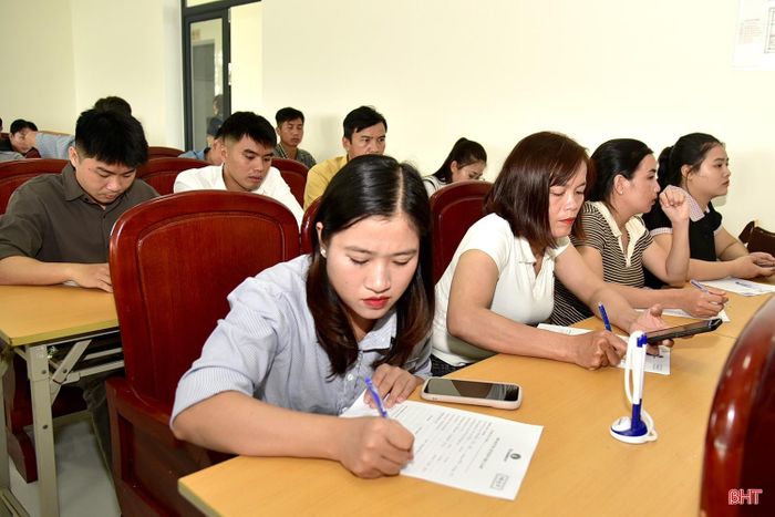  Lao động đăng ký phỏng vấn, tuyển dụng tại hội chợ. 