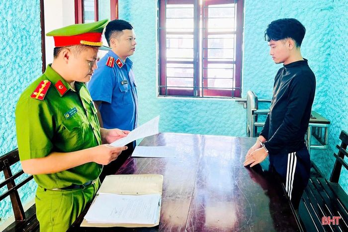 Cơ quan chức năng tống đạt các quyết định khởi tố đối với Hoàng Văn Phước.