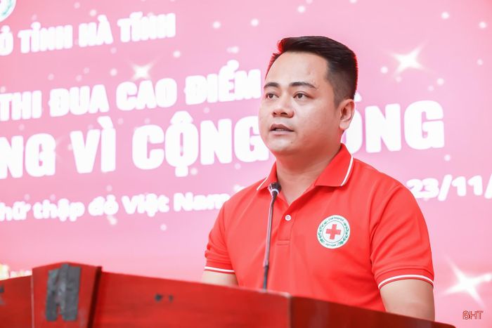 Ông Trương Quang Tuấn - Chủ tịch Hội Chữ thập đỏ - Bảo trợ xã hội phường Hà Huy Tập phát biểu hưởng ứng đợt thi đua.