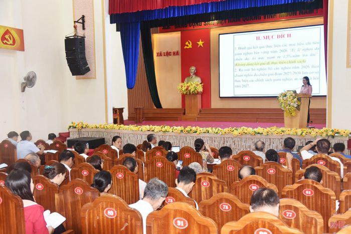 Lãnh đạo Phòng Kinh tế, UBND xã Lộc Hà trực tiếp hướng dẫn cách rà soát, phân loại hộ nghèo, hộ cận nghèo theo các quy định hiện hành.