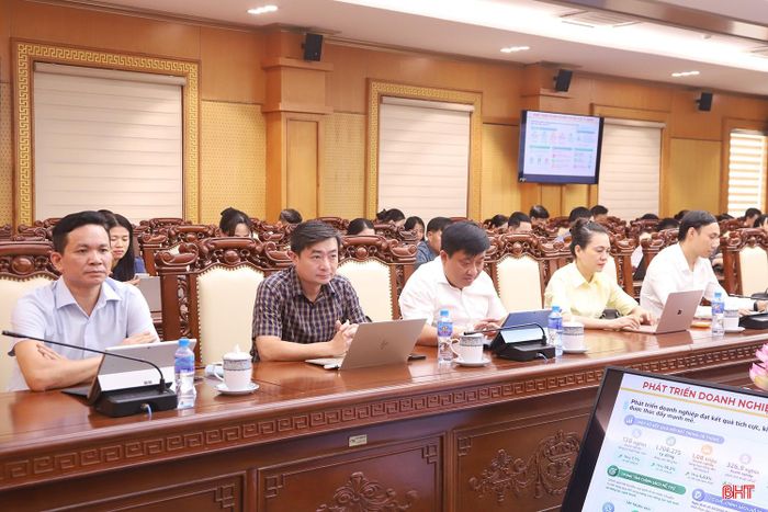 Đại biểu điểm cầu Hà Tĩnh theo dõi hội nghị qua màn hình trực tuyến.