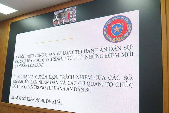 Các đại biểu theo dõi nội dung chuyên đề tại hội nghị.