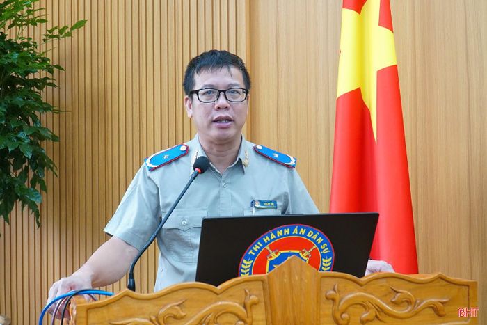 Phó Cục trưởng Cục Quản lý Thi hành án dân sự Phan Huy Hiếu trình bày các chuyên đề tại hội nghị.