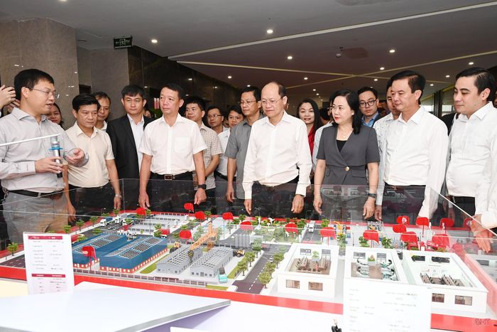 Phó Bí thư Thường trực Tỉnh ủy Nguyễn Hồng Lĩnh, Chủ tịch UBND tỉnh Phan Thiên Định và đại biểu tham quan, trải nghiệm không gian giới thiệu, trải nghiệm giải pháp công nghệ.