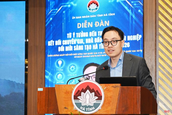 Diễn giả Bùi Đức Anh trao đổi tại diễn đàn.