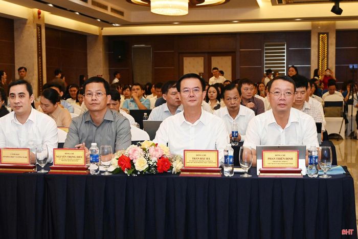 Đồng chí Phan Thiên Định - Phó Bí thư Tỉnh ủy, Chủ tịch UBND tỉnh và đại biểu tham dự diễn đàn.