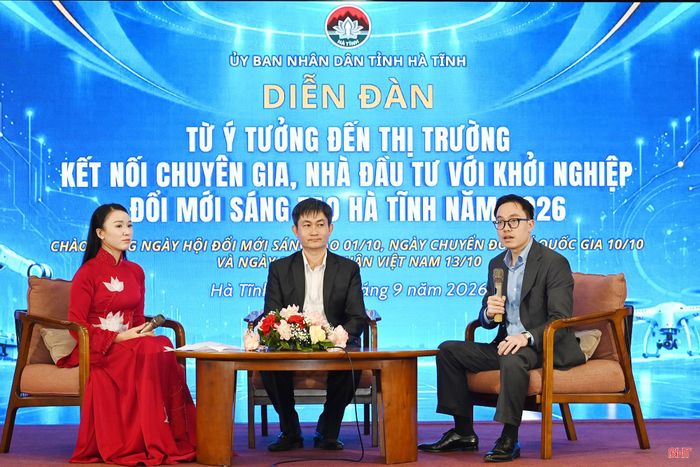 Các diễn giả trao đổi trực tiếp tại diễn đàn.