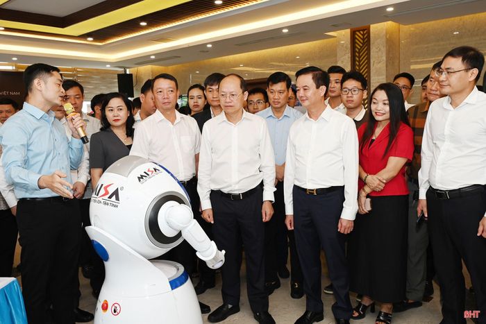 Tại không gian giới thiệu, trải nghiệm công nghệ có 20 giải pháp công nghệ của 11 đơn vị trong và ngoài tỉnh.
