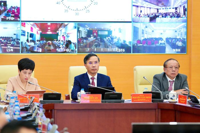 Đồng chí Phạm Đức Ấn, Ủy viên BCH Trung ương Đảng, Thống đốc NHNN cùng lãnh đạo Ủy ban Kinh tế và Tài chính của Quốc hội, Ngân hàng Nhà nước Việt Nam và Hiệp hội Doanh nghiệp nhỏ và vừa Việt Nam chủ trì hội nghị tại điểm cầu Hà Nội. Ảnh: Lê Minh - Thời Báo Ngân hàng