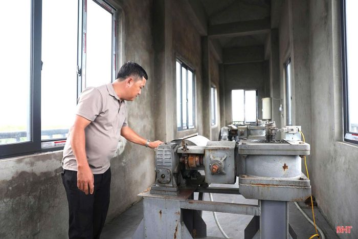 Ông Nguyễn Đăng Anh - phụ trách vận hành cống Thanh Hà 3 kiểm tra hệ thống máy móc, thực hiện vận hành điều tiết theo quy định.