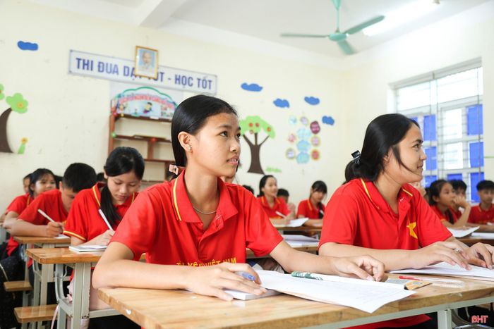 Nữ sinh Nguyễn Thị Hà Vy (bên trái) là học sinh chăm ngoan.