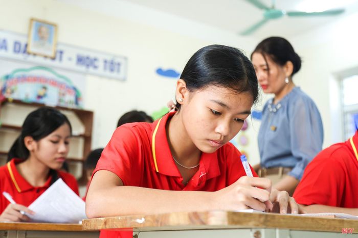 Hà Vy mong trở thành cô giáo để dạy học cho các em nhỏ ở thôn Phú Lâm.