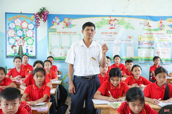 7 năm dạy chữ ở thôn vùng biên Phú Lâm, thầy Chung đã đồng hành, chứng kiến nhiều em học sinh trưởng thành.