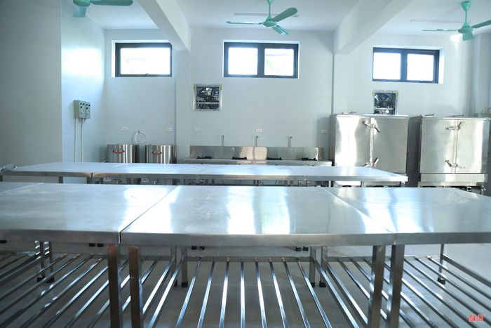 Hệ thống máy tính, tivi, bếp ăn, nhà ăn phục vụ nhu cầu học tập, sinh hoạt của học sinh được đầu tư khang trang.