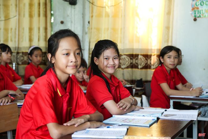Các em học sinh đều nỗ lực, chăm chỉ học tập, ước mơ có tương lai tươi sáng.