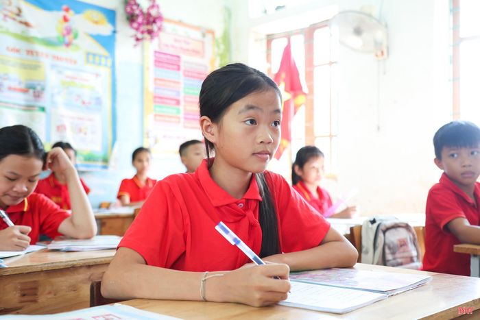 Nguyễn Thị Y Na 4 năm liền đạt danh hiệu học sinh giỏi.