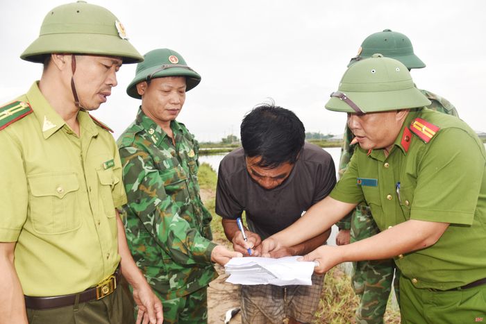 Ông Dũng ký cam kết không tái phạm.