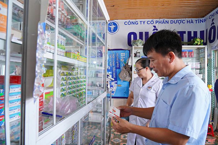 Đoàn liên ngành xã Cổ Đạm kiểm tra nguồn gốc, xuất xứ và việc niêm yết giá sản phẩm tại các cơ sở kinh doanh dược ở thôn Hoa Phú.