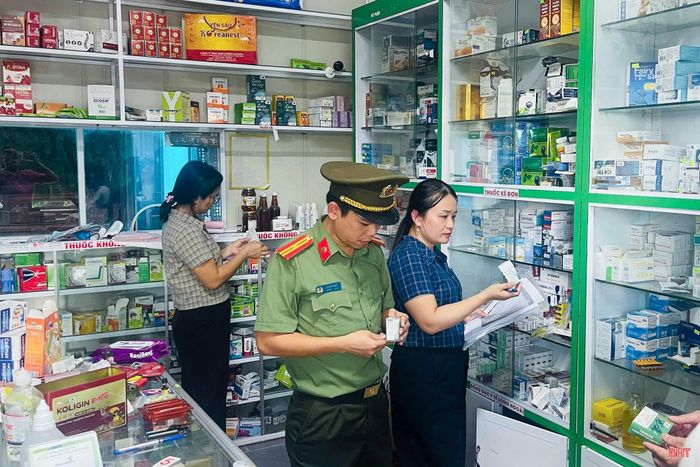 Đoàn kiểm tra do UBND xã Cẩm Xuyên thành lập đã kiểm tra 15 cơ sở hoạt động trong lĩnh vực y, dược, mỹ phẩm trên địa bàn.