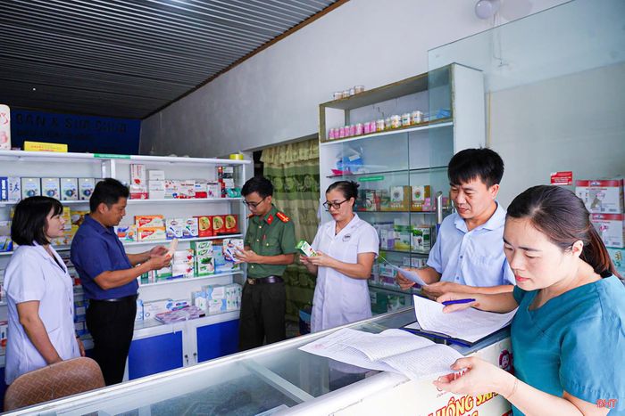 Đoàn liên ngành xã Cổ Đạm kiểm tra các cơ sở hoạt động hành nghề y, dược và kinh doanh mỹ phẩm.