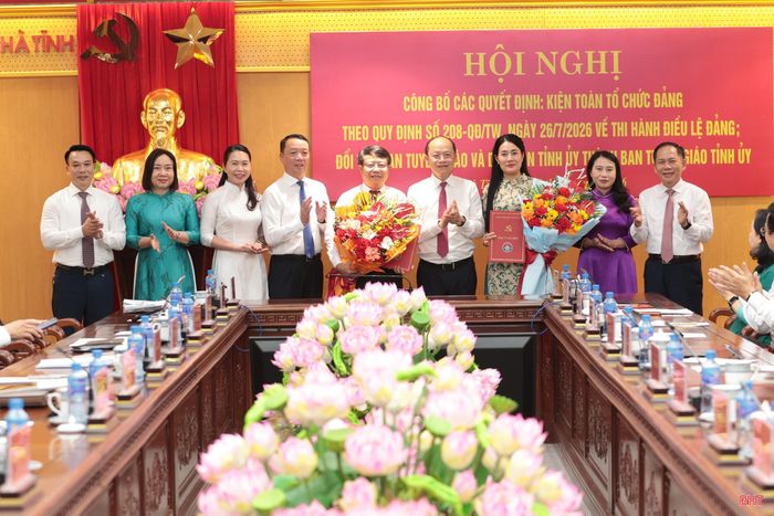 Đồng chí Nguyễn Hồng Lĩnh – Phó Bí thư Thường trực Tỉnh ủy, Chủ tịch HĐND tỉnh; đồng chí Phan Thiên Định – Phó Bí thư Tỉnh ủy, Chủ tịch UBND tỉnh trao quyết định và tặng hoa chúc mừng Ban Chấp hành Đảng bộ HĐND tỉnh khóa I, nhiệm kỳ 2025-2030