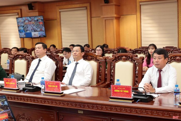 Các đồng chí Ủy viên BTV Tỉnh ủy tham dự hội nghị.