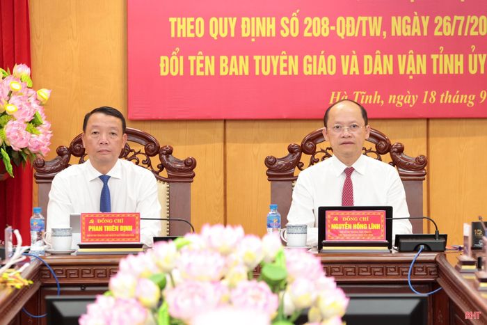 Đồng chí Nguyễn Hồng Lĩnh – Phó Bí thư Thường trực Tỉnh ủy, Chủ tịch HĐND tỉnh; đồng chí Phan Thiên Định – Phó Bí thư Tỉnh ủy, Chủ tịch UBND tỉnh chủ trì hội nghị.