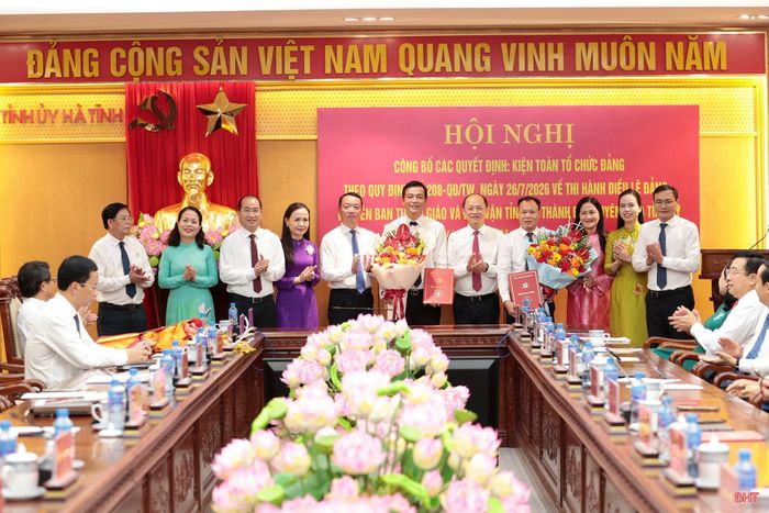 Đồng chí Nguyễn Hồng Lĩnh – Phó Bí thư Thường trực Tỉnh ủy, Chủ tịch HĐND tỉnh; đồng chí Phan Thiên Định – Phó Bí thư Tỉnh ủy, Chủ tịch UBND tỉnh, trao quyết định và tặng hoa chúc mừng Ban Chấp hành Đảng bộ MTTQ, các đoàn thể tỉnh nhiệm kỳ 2025 - 2030.
