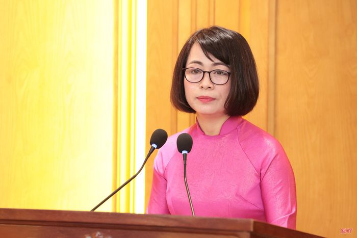 Đồng chí Phan Thị Tố Hoa - Phó Trưởng ban Tổ chức Tỉnh ủy công bố quyết định tại hội nghị.