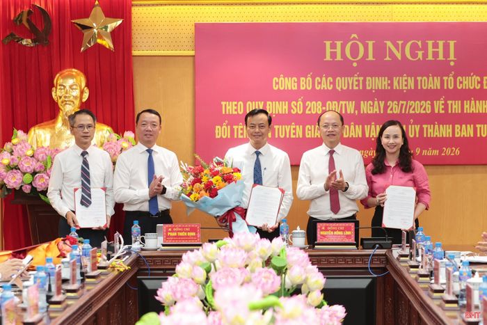 Đồng chí Nguyễn Hồng Lĩnh – Phó Bí thư Thường trực Tỉnh ủy, Chủ tịch HĐND tỉnh; đồng chí Phan Thiên Định – Phó Bí thư Tỉnh ủy, Chủ tịch UBND tỉnh, trao quyết định và tặng hoa chúc mừng lãnh đạo Ban Tuyên giáo Tỉnh ủy.