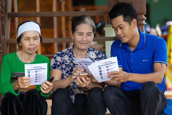 VNPT cũng đã triển khai chương trình hỗ trợ smartphone cho người cao tuổi, hộ nghèo, người khuyết tật và các gia đình khó khăn. (Ảnh: PV/Vietnam+)