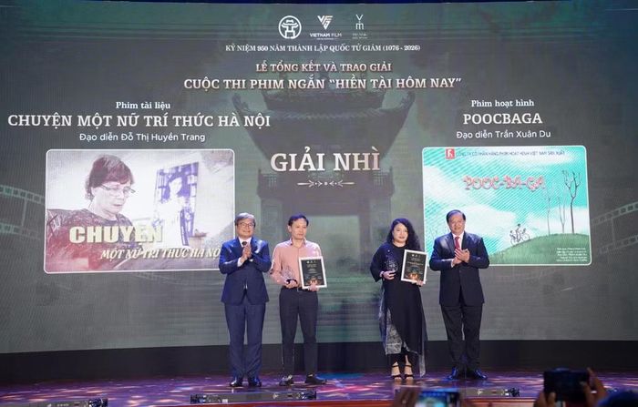 Hai giải nhì được trao cho phim “Chuyện một nữ trí thức Hà Nội” của đạo diễn Đỗ Thị Huyền Trang và phim hoạt hình “Poocbaga” của đạo diễn Trần Xuân Du. (Ảnh: Anh Vũ/Vietnam+)