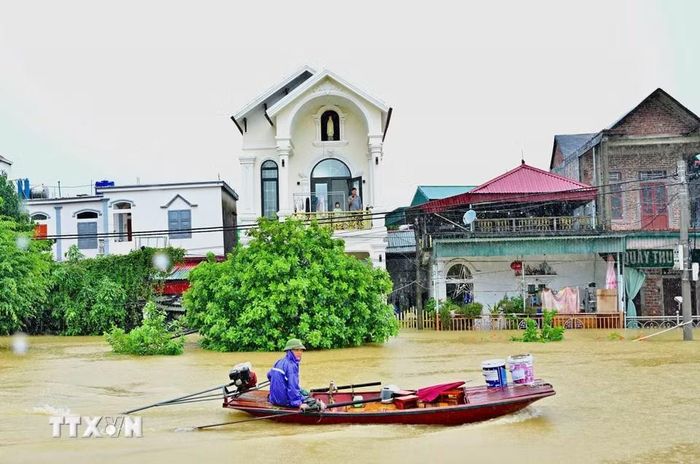 Người dân thôn Kênh Gà (Ninh Bình) vẫn duy trì nhịp sống, sinh hoạt trên những chiếc thuyền lưu động trong mùa nước lũ. (Ảnh: Thùy Dung/TTXVN)