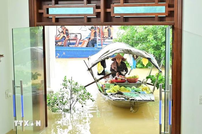 Người dân thôn Kênh Gà (Ninh Bình) vẫn duy trì nhịp sống, sinh hoạt trên những chiếc thuyền lưu động trong mùa nước lũ. (Ảnh: Thùy Dung/TTXVN)