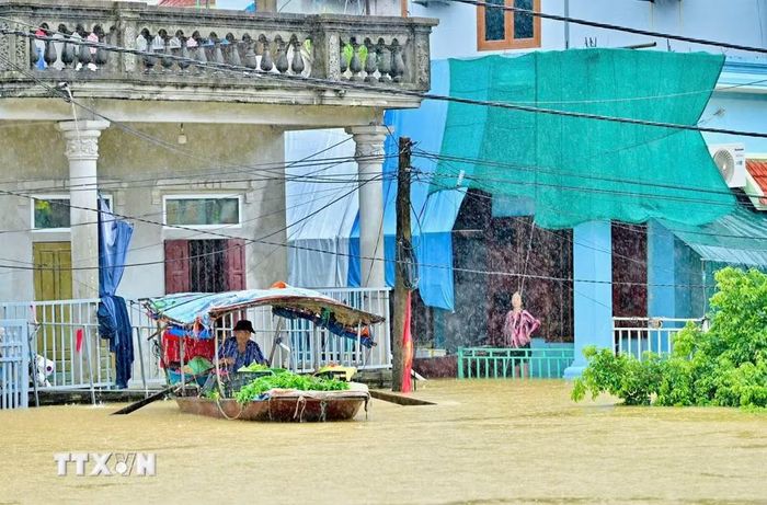 Người dân thôn Kênh Gà (Ninh Bình) vẫn duy trì nhịp sống, sinh hoạt trên những chiếc thuyền lưu động trong mùa nước lũ. (Ảnh: Thùy Dung/TTXVN)