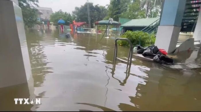 Trường Mầm non Xuân Mai (xã Xuân Mai, Hà Nội) vẫn còn ngập sâu. (Ảnh: TTXVN phát)