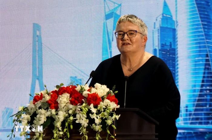 Bà Helen Brand, Tổng Giám đốc Hiệp hội Kế toán Công chứng Anh Quốc (ACCA), phát biểu tại Diễn đàn. (Ảnh: Quốc Dũng/TTXVN)