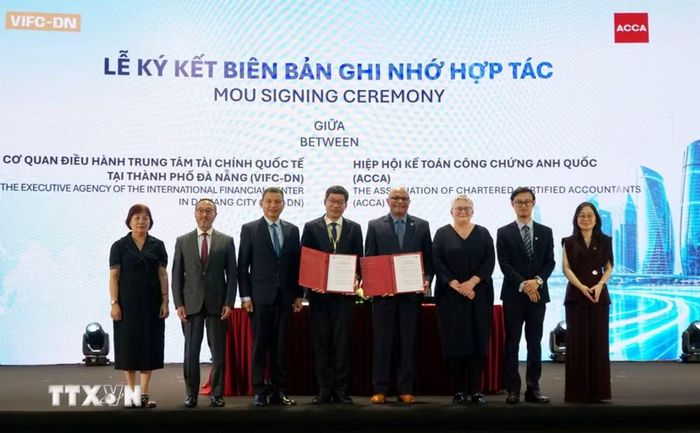 Lễ ký kết Biên bản ghi nhớ giữa Cơ quan điều hành Trung tâm Tài chính Quốc tế Việt Nam tại Đà Nẵng (VIFC-DN) và Hiệp hội Kế toán Công chứng Anh Quốc (ACCA). (Ảnh: Quốc Dũng/TTXVN)