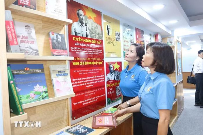 Các đại biểu tham quan "Không gian văn hóa Hồ Chí Minh." (Ảnh: Thanh Vũ/TTXVN)