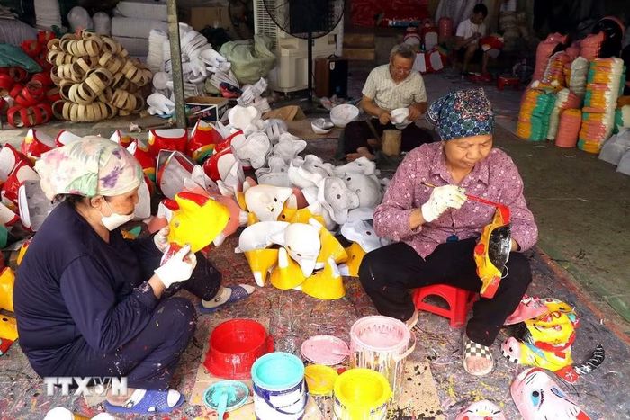 Tại thôn Ông Hảo, xã Nguyễn Văn Linh, tỉnh Hưng Yên nhiều hộ còn giữ được nghề làm mặt nạ giấy bồi truyền thống. (Ảnh: Mai Ngoan/TTXVN)