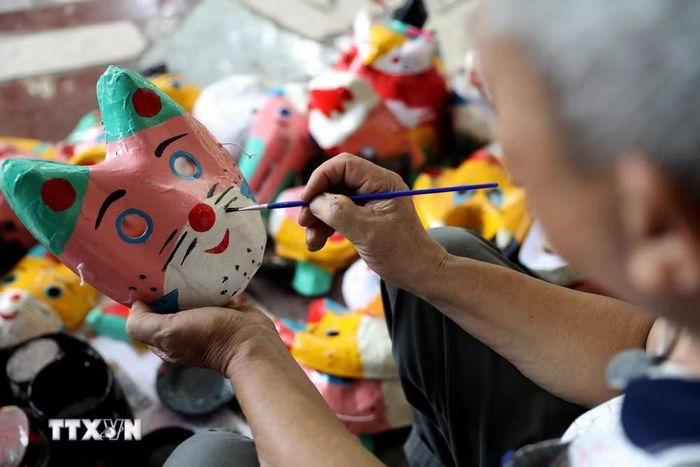 Người nghệ nhân thôn Ông Hảo, xã Nguyễn Văn Linh, tỉnh Hưng Yên sản xuất các mặt hàng đồ chơi truyền thống. (Ảnh: Thế Duyệt/TTXVN)