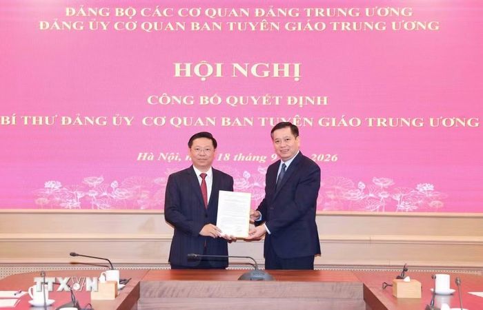 Đồng chí Nguyễn Long Hải, Ủy viên Trung ương Đảng, Phó Bí thư Thường trực Đảng ủy các cơ quan Đảng Trung ương trao Quyết định cho đồng chí Trần Thanh Lâm. (Ảnh: Phương Hoa/TTXVN)