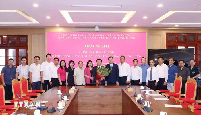 Đồng chí Trần Thanh Lâm và các đại biểu dự hội nghị chụp ảnh chung. (Ảnh: Phương Hoa/TTXVN)