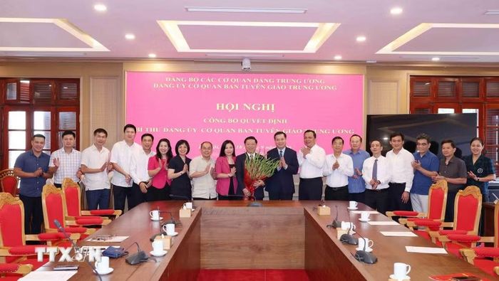 Đồng chí Trần Thanh Lâm và các đại biểu dự hội nghị chụp ảnh chung. (Ảnh: Phương Hoa/TTXVN)