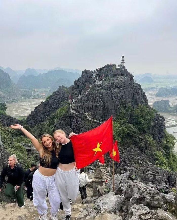 Du khách quốc tế thích thú trải nghiệm Hang Múa ở Ninh Bình. (Ảnh: CTV/Vietnam+)