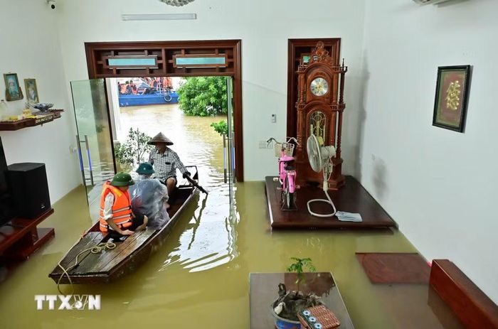 Người dân thôn Kênh Gà (Ninh Bình) vẫn duy trì nhịp sống, sinh hoạt trên những chiếc thuyền lưu động trong mùa nước lũ. (Ảnh: Thùy Dung/TTXVN)
