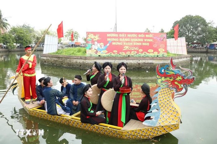 Hát Quan họ trên thuyền là tiết mục văn hóa đặc sắc thu hút sự quan tâm của nhiều khách du lịch. (Ảnh: Thanh Thương/TTXVN)