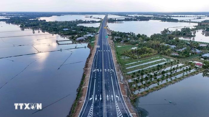 Các tuyến đường lớn chạy giữa khu vực ruộng lúa, vườn cây thể hiện rõ quy mô và tính kết nối liên vùng. (Ảnh: Thanh Liêm/TTXVN)