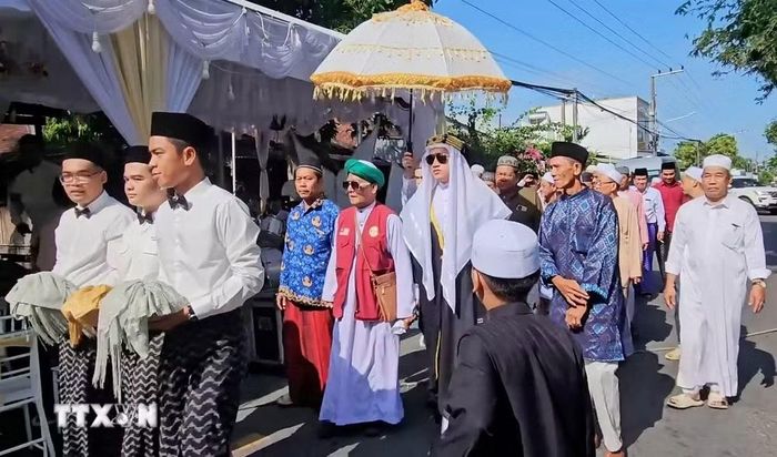 Đoàn đưa rể từ nhà trai sang nhà cô dâu. (Ảnh: Công Mạo/TTXVN)